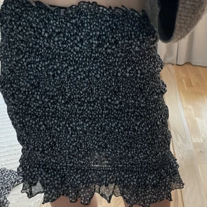 Kjol - Super fin kjol❤️köpt på zalando. Kjolen är i fint skick❤️hör av er vid fler frågor eller bilder 