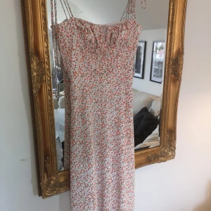 Adoore klänning  - Fin sommarklänning från Adoore.  Aldrig använd pga att den är förliten över bysten.  Stl 38 