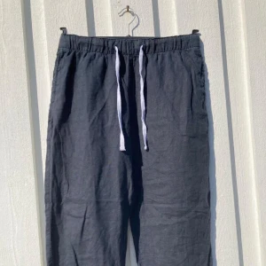 Svarta Linnebyxor  - Säljer mina fina linnebyxor från h&m som är i precis samma modell som dem på bilden med i SVART. Nyskick och helt slutsålda på hemsidan. 100% linne🫶🏼🫶🏼 pris går att diskutera