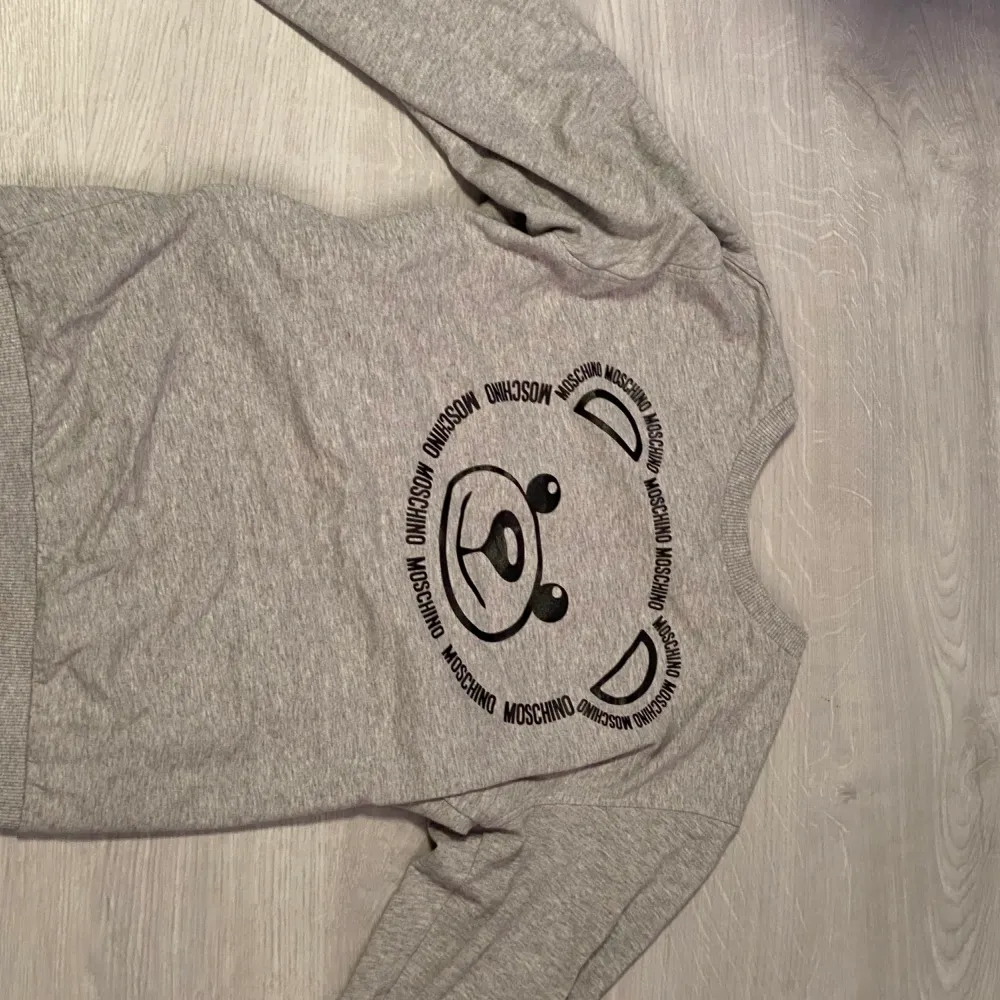 En väldigt skön Moschino tröja som är i väldigt gott skick köpt på kidsbrandstore ny pris 1200kr. Hoodies.