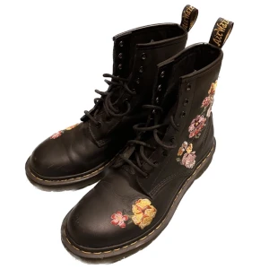 Dr. Martens stl 39 - Dr. Martens 1460 VONDA II Använda en säsong. 
