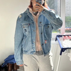 Vintage jeans jacka - Säljer denna snygga jeans jacka som jag har köpt från Humana! Jackan är i jätte fin sick. Är lite oversized, jag brukar ha storlek M☺️