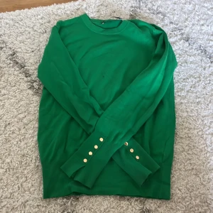 Grön tröja från zara  - En fin grön tröja från zara. Andvänd ett antal gånger sprack priset men inga defekter. Skriv om frågor☺️