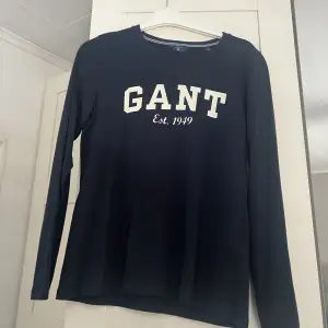 Snygg marinblå långärmad tröja från Gant, nytt skick aldrig använd. 