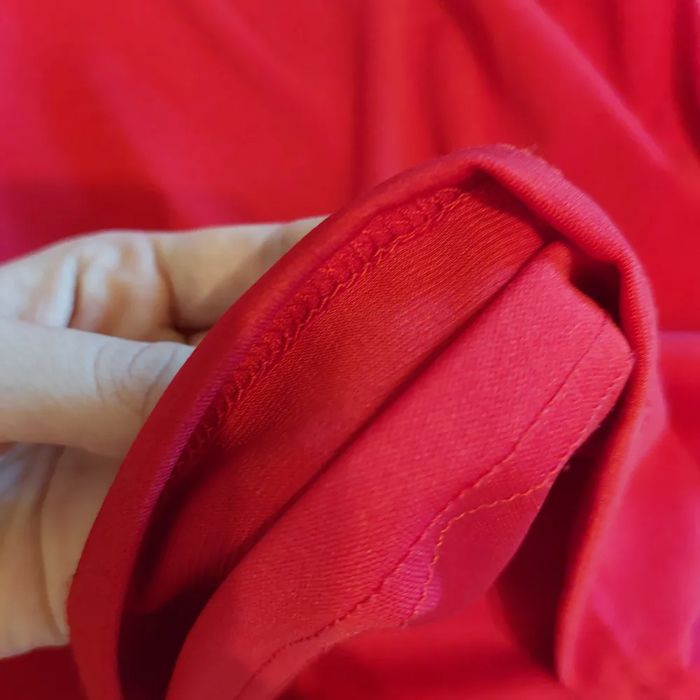 En jättefin röd tajt klänning med tunna band. Säljes för att den inte kommit till användning.  Väldigt bekväm matrial! Den har en underklänning eller vad man ska säga ahah. Kolla min bio och skriv om du har frågor! 💛🫶. Klänningar.