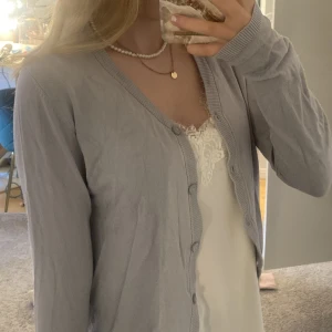 Skön grå kofta - En skön grå kofta med knappar ner till💘 Perfekt för kalla väder och storleken 158