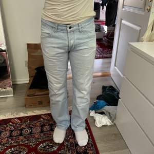 Ljusblå vintage Wrangler jeans köpta secondhand, waist 33 längd 34 men upplevs mindre i storlek! 