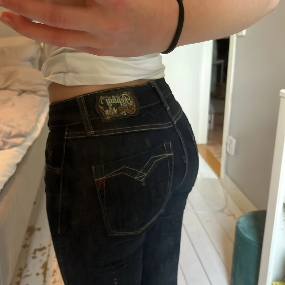 Lågmidjade o utsvängda jeans från replay!! Säljer då de tyvärr inte kommer till användning längre💗 har vikit upp dem lite på bilden då de är lite långa för mig. Midjemåttet är 34cm rakt över och innerbenslängden är 80cm💕. Jeans & Byxor.