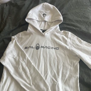 Sail Racing - En vit sail racing hoddie, storlek 178.  sitter som en M/L