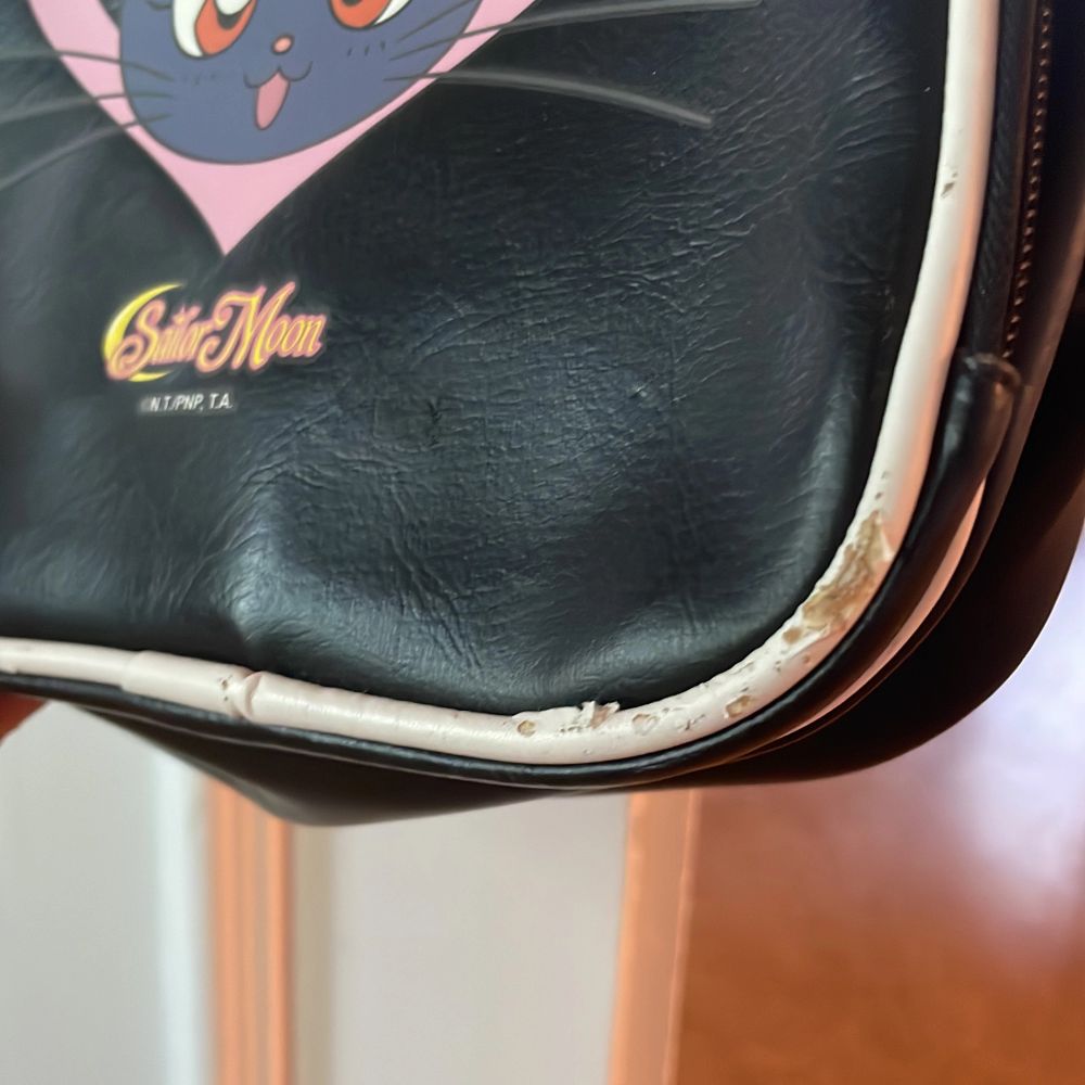 Super cute Luna from sailor moon side bag!! Bought it for years ago and is a bit damaged but still nice quality!! Dm for more pictures or information :D Söt Luna från sailor moon axelremsväska! Ganska sliten men bra kvalitet, skriv för mer bilder/info :D. Väskor.