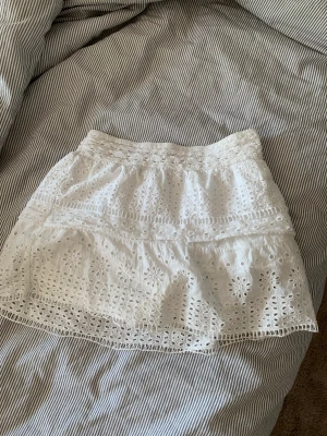 Zara kjol❤️ - Säljer nu min populära zara kjol som tyvärr inte kommer till användning längre!❤️ En liten ”defekt” se bild 2 men inget som syns eller man tänker på! 