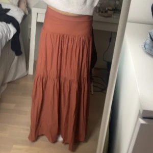 Lång kjol - As snygg lång kjol, säljer för den är för tajt. Jag är 175 och den går ner till fötterna, går även att vika ner midjan