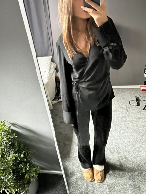 Blus - Svart blus från hm i lite silkesmaterial. Skitsnygg men kommer ej till användning