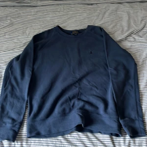 Ralph lauren sweatshirt - Riktigt snygg Ralph sweatshirt som jag hittat hemma. Men tyvärr är den alldeles för liten. Ganska schysst skick och inte använd så mycket. Lågt pris eftersom jag vill spara upp pengar!