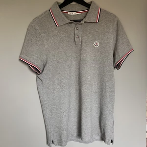 Moncler piké  - Säljer en piké från Moncler i storlek S, cond 9/10 väldigt bra skick. Äkthetsbevis finns! Jag är 180 och väger 73kg