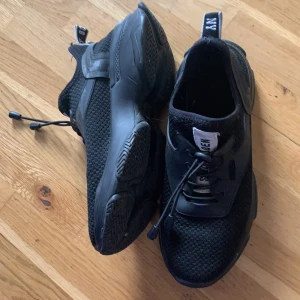 Steve madden, storlek 39 - Äkta steve madden skor i storlek 39. I vädlig bra skick, köpe för en månad sedan och är knappt använda. Köpte de i fel storlek därav säljer jag de