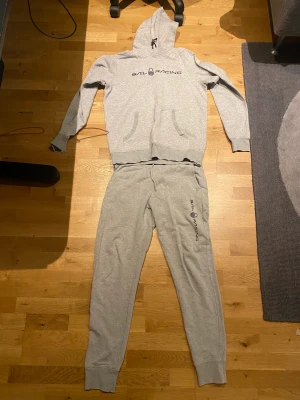 Sail Raicing Tracksuit - Hoodie och byxor. Hyfsat använda, därav priset.  Hoodie: 200kr Byxor: 200kr Tillsammans: 350kr