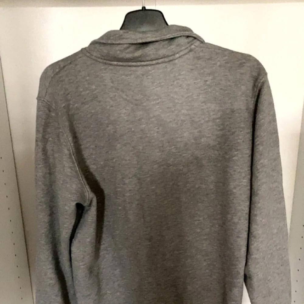 Gant halfzip knappt använd den har inga skador eller fläckar så den exakt som ny😊|ny pris 1100|. Hoodies.