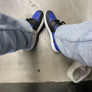 Jordan 1 mid - Säljer nu mina Jordans då det har blivit försmå. Fint skick och inköpta i mars!:)