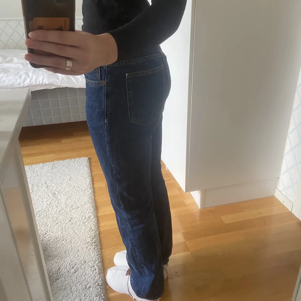 Ett par jättesnygga lågmidjade jeans🙏 uppsprättad längst ner så det är längre, jag är 173☺️. Jeans & Byxor.
