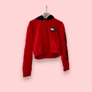 Tommy Hilfiger hoodie - Croppad hoodie från Tommy Hilfiger. Hoodien är i storlek S och har bara använts ett fåtal tillfällen. Använd gärna KÖP NU 🫶🧚