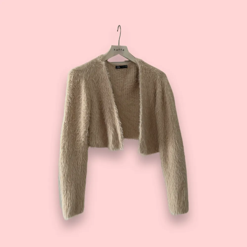 Croppad kofta från Zara i storlek L, men är väldigt liten i modellen. Koftan är beige-rosa i färgen. Använd gärna KÖP NU 🫶🧚. Tröjor & Koftor.