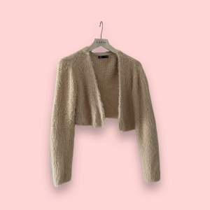 Croppad kofta från Zara i storlek L, men är väldigt liten i modellen. Koftan är beige-rosa i färgen. Använd gärna KÖP NU 🫶🧚