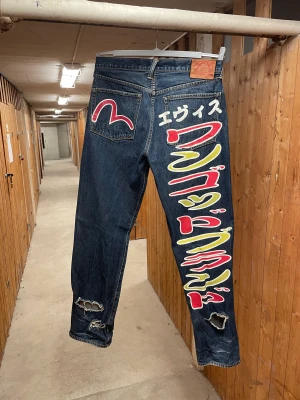 Evisu Jeans  - Evisu Jeans - säljer nu mina Evisu Jeans pga. Att jag inte använder de lika mycket som jag skulle vilja!  - size: Waist 34  - lite skador längst ner på byxan  - handmålad Evisu design  - skick: använd  Dm för frågor, kan möts sthlm! Pris kan diskuteras! 