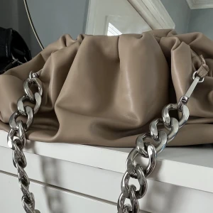 Beige väska  - Superfin beige väska från NA-KD💓 använd några gånger men är i väldigt bra skick. Den är väldigt rymlig. Köparen står för frakt. 