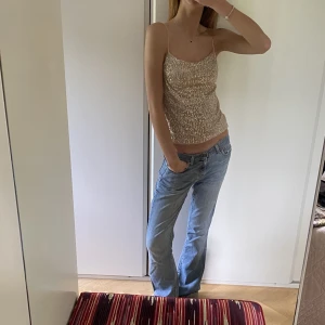 Glittrigt linne - Så najs och coolt linne i gulligt glitter, sitter så snyggt och är perfekta toppen till fest!!!