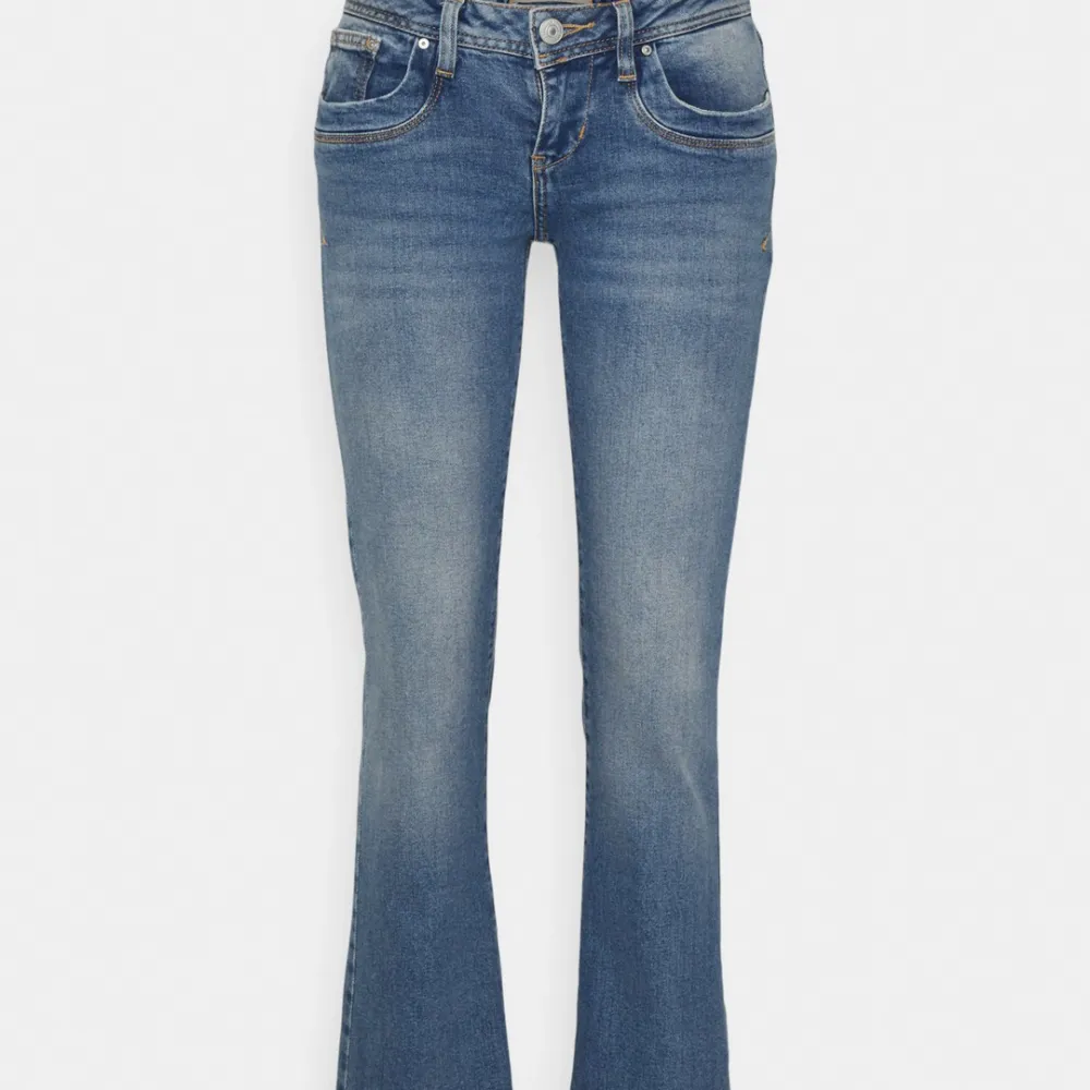 Jag söker ett år Ltb valire jeans i någon blå färg🥰🥰🥰. Jeans & Byxor.