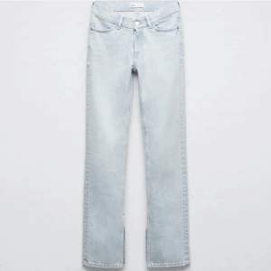 Zara low waist straight jeans. Jeansen har slits där nere och är low waist. Skriv för mer bilder🤍