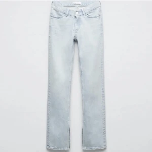 Jeans - Zara low waist straight jeans. Jeansen har slits där nere och är low waist. Skriv för mer bilder🤍