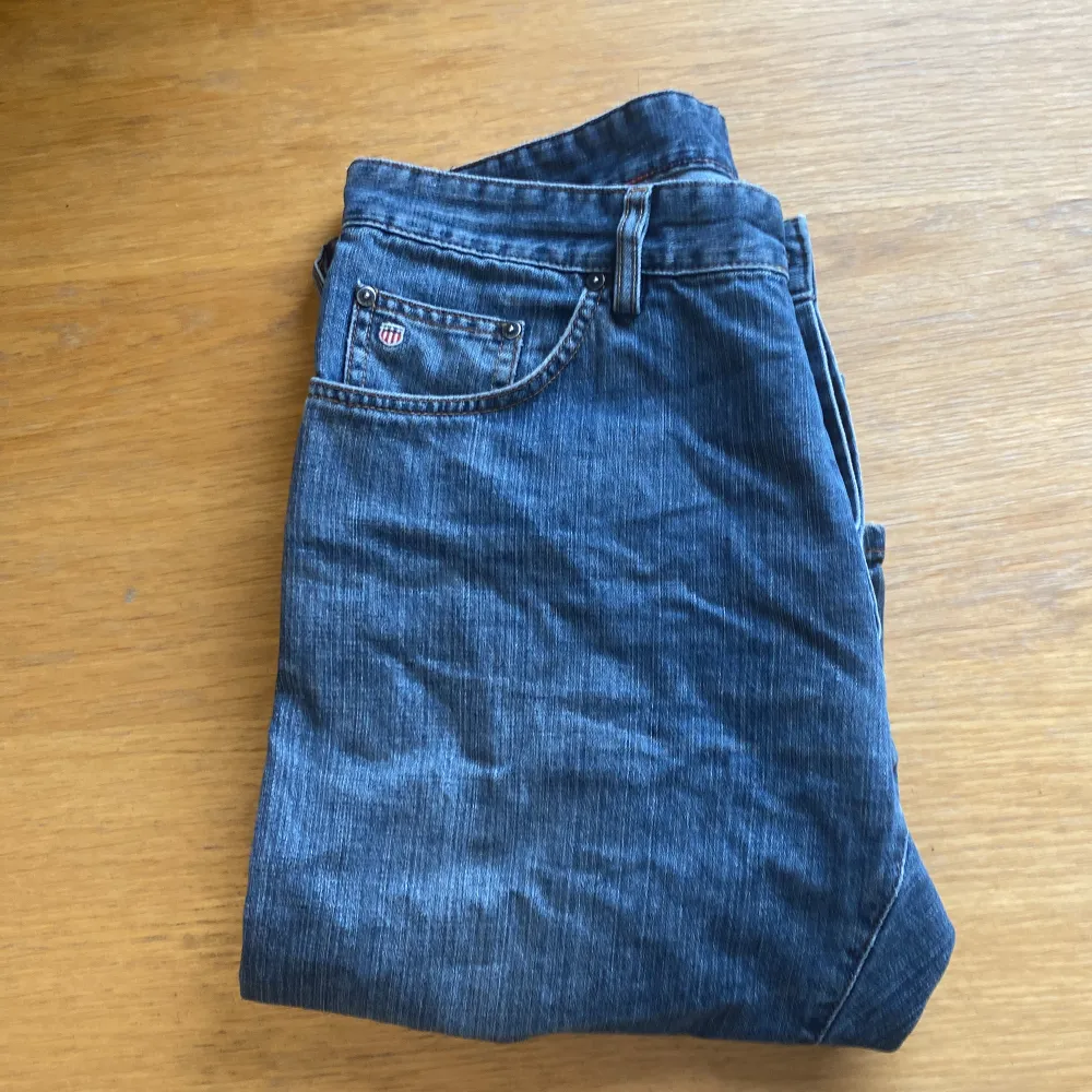 Säljer mina Gant Jeans som har blivit för små inte så använda men bara ett pytteliten hål i bakficka kolla sista bild  Köpte för 1200kr men säljer för 300kr Stl: W34/L34 . Jeans & Byxor.