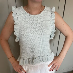 Ljudblå blus - Säljer denna ljusblåa blusen som passar både till jeans och shorts😘den är liten i storleken så därav gick ja upp några storlekar☀️