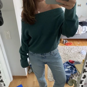 Stickad tröja &other stories - Superfin off shoulder tröja från stories, perfekt till hösten💞