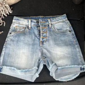 Super fina jeans shorts i bra skick 