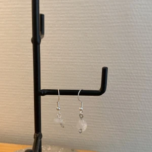 Rosen kvarts örhängen💗 - Säljer dessa fina örhängen. Handgjorda och de är aldrig använda. De ena är lite längre än de andra:)