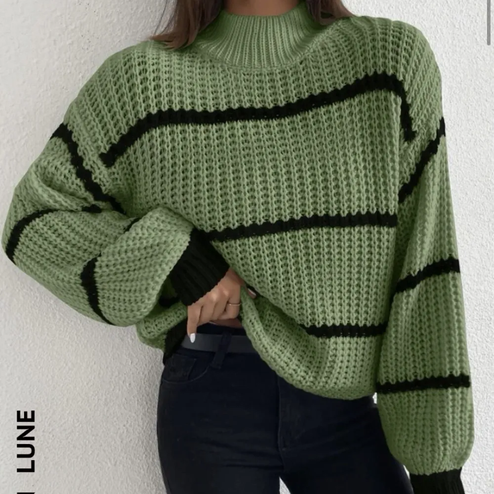 Säljer denna gröna stickade tröjan från Shein i storlek S. Har inte använt många gånger därför säljer jag den. (Står inte för postens slarv)🫶. Stickat.