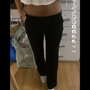 Lågmidjade kostymbyxor - Säljer dessa supersnygga lågmidjade kostymbyxorna från inwear i fint skick. I strl 34 men passar även 36❤️