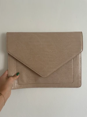 Datorfodral GinaTricot - Snyggaste datorfodralet från Gina där man får plats med både dator och anteckningsblock! Säljer för 140kr. Helt oanvänt. 