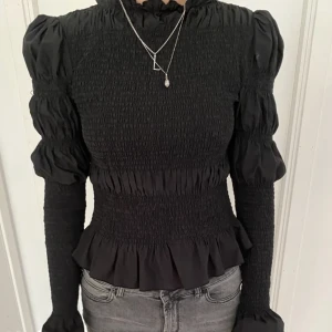 Blus från &other stories - Säljer denna såå fina blusen från &otherstories då den inte riktigt kommer till så mycket användning som jag önskat! Första bilden är lånad!