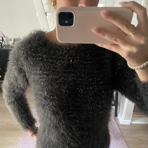 Stickan glittrig tröja - Säljer denna super coola glittriga och fluffiga tröja som är köpt på zara för länge sedan💓 säljer pga att den inte kommer till användning, pris kan diskuteras 