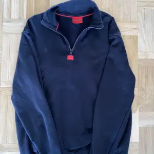 Hugo Boss Quarter zip. Skick: 10/10 använd fåtal gånger. Säljer pga brist på användningen. Pris kan diskuteras.