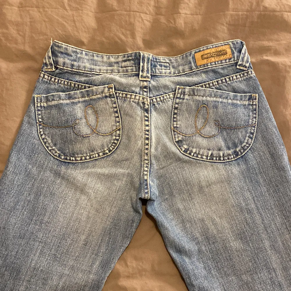 Säljer dessa jättesnygga lågmidjade jeansen med fina detaljer som jag köpte här på Plick men som tyvärr inte passade på mig💕‼️tar helst swish‼️. Jeans & Byxor.