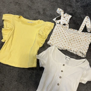 Toppar  - Gula toppen- 50kr storlek S från Zara Vit t-shirt från monky storlek XS 50kr  Vit prickig topp shein 50kr  Köp alla 3 för 100kr⭐️ 