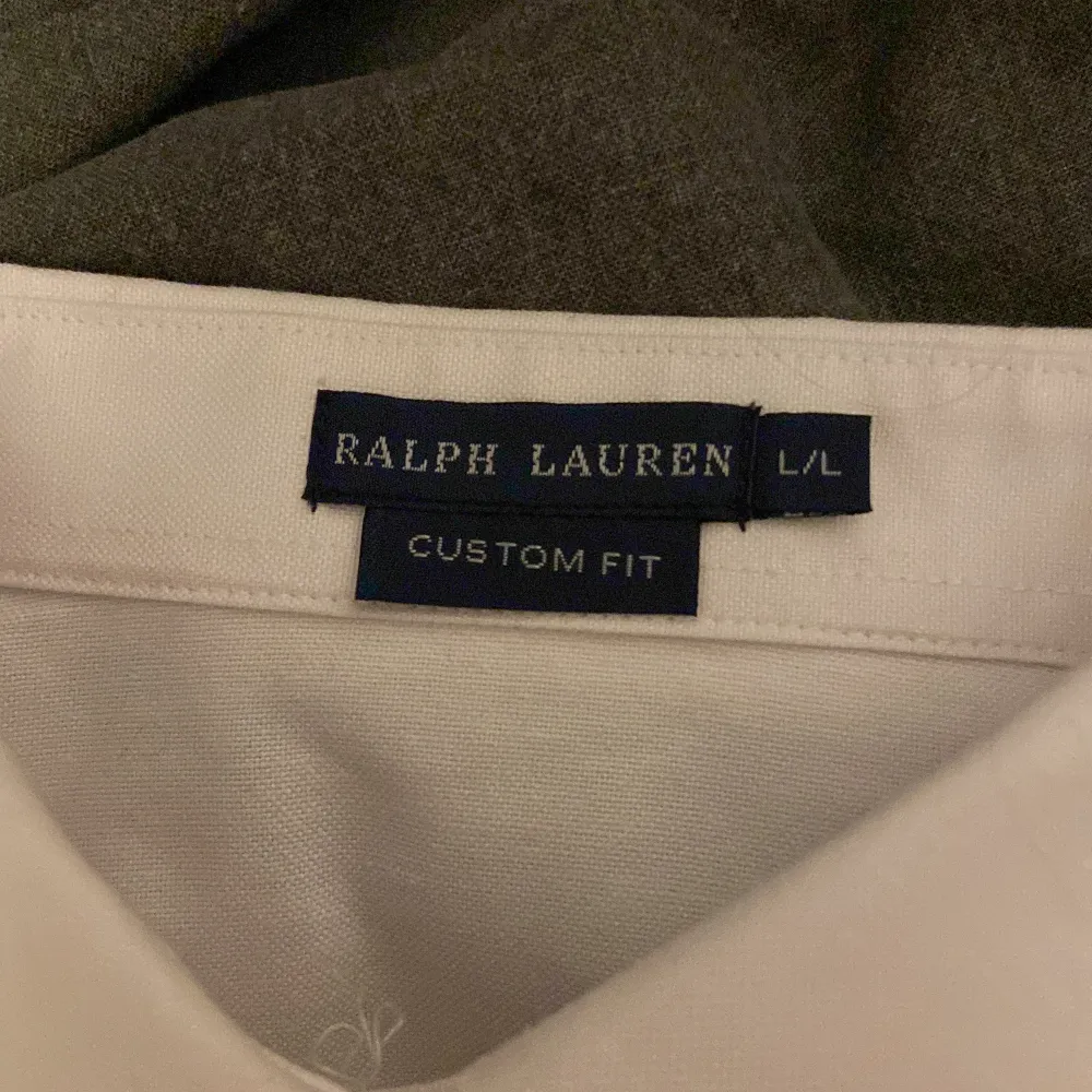 Skjortan är i ett jätte bra material, kraftigt bomull. Den har ett stort Ralph lauren logga på bröstet. På skjortan står det att storleken är L/L men jag som är emellan M och S är den perfekt . Skjortor.