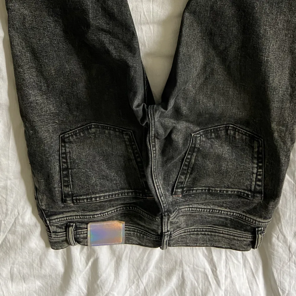 Svarta Acne Blå Konst jeans med sjukt coola detaljer. De är mer åt den ”skinny” passformen. Passar tyvärr inte mig så kommer inte till användning❤️ w29 l30. Jeans & Byxor.
