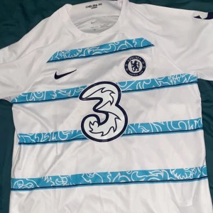 Chelsea Fotbollströja  - Chelsea borta tröja 22/23 oanvänd  Kondition 10/10 2xl men passsr som Xl 