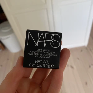 Nars concealer  - Köpt för några dagar sen, endast testad vid ett tillfälle men färgen var för ljus för mig så därför jag säljer  Nypris 350kr Mitt pris 200kr + frakt 